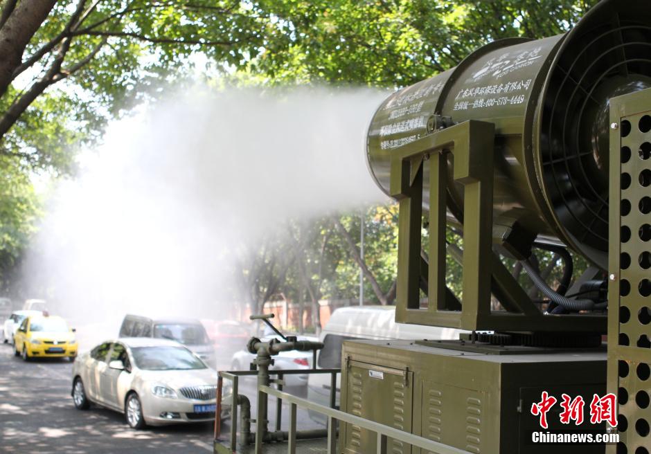 Kaiyun官方网重庆街头新型降温喷水车外形酷似“大炮”